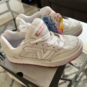 NIB Vans Upland (Tones) color-changing white/pink size 7